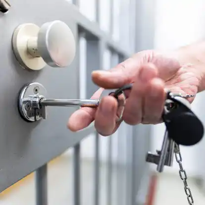 Der Suizid eines Jugendlichen in der JVA Ottweiler beschäftigt Justiz und Politik. (Symbolbild)