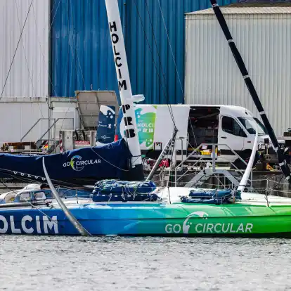 Nach Crash beim Ocean Race: Die beschädigte Rennjacht vom Team «Holcim-PRB» liegt am Dock einer Kieler Werft.