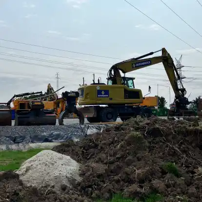 Rund 10.000 Quadratmeter Lagerfläche hat die Deutsche Bahn schon für die Baustelle zum Neubau der Eisenbahnbrücke über die Hunte hergerichtet.