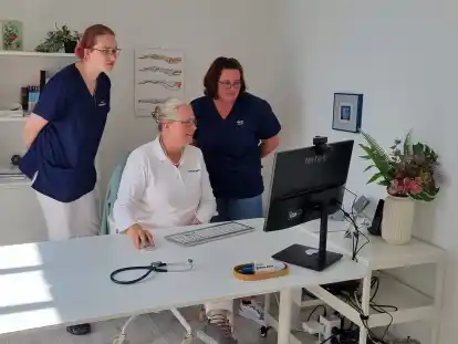 Hausärztin Antje Eimers-Jelen (Mitte) und ihre medizinischen Fachangestellten Ira Eisenreich und Bianka Groß (r.) sehen viele Vorteile in der elektronischen Patientenakte.