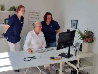 Hausärztin Antje Eimers-Jelen (Mitte) und ihre medizinischen Fachangestellten Ira Eisenreich und Bianka Groß (r.) sehen viele Vorteile in der elektronischen Patientenakte.