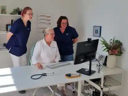Hausärztin Antje Eimers-Jelen (Mitte) und ihre medizinischen Fachangestellten Ira Eisenreich und Bianka Groß (r.) sehen viele Vorteile in der elektronischen Patientenakte.