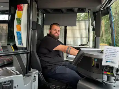 Als jüngster Busfahrer Wilhelmshavens fällt Torben Jeske auf. Auch, weil er seinen Job mit so viel Leidenschaft macht.