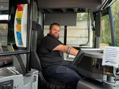Als jüngster Busfahrer Wilhelmshavens fällt Torben Jeske auf. Auch, weil er seinen Job mit so viel Leidenschaft macht.