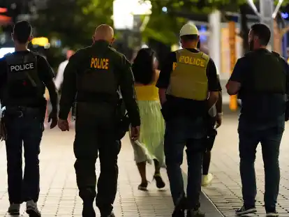 Beamte der Bundespolizei patrouillieren am Kai. Wegen angeblich ausufernder Kriminalität in Washington will US-Präsident Trump die Nationalgarde in der US-Hauptstadt einsetzen.