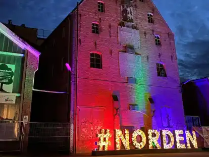 Beim ersten Doornkaat Open-Air 2023 wurde der neue beleuchtete „Norden“-Schriftzug präsentiert.