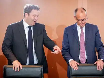 Bundeskanzler Friedrich Merz (CDU, r) und Lars Klingbeil (SPD), Bundesminister der Finanzen,