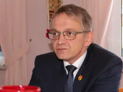Der Auricher Landrat Olaf Meinen tritt 2026 nicht zur Kandidatur an und zieht sich aus der Kreispolitik zurück.