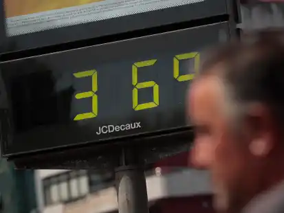 Ein Thermometer zeigt 36 Grad auf der Straße an – so heiß wid es in Niedersachsen bis zum Wochenende.