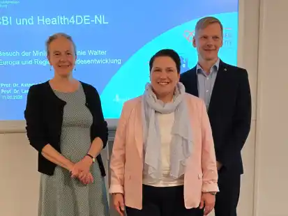 Informierte sich in Oldenburg bei Prof. Kathrin Börner (li.) und Prof. Lars Schwettmann über das Projekt Health4DE-NL: die niedersächsische Ministerin für Europa und Regionale Landesentwicklung Melanie Walter (SPD).
