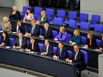Das neu ernannte Kabinett um 1. Reihe (r-l), Bundeskanzler Friedrich Merz (CDU), Lars Klingbeil (SPD), Bundesminister der Finanzen und Vizekanzler, Alexander Dobrindt (CSU), Bundesinnenminister, Johann Wadephul (CDU), Außenminister, Boris Pistorius (SPD), Bundesminister der Verteidigung, Katherina Reiche (CDU), Bundesministerin für Wirtschaft und Energie, Dorothee Bär (CSU), Bundesministerin für Forschung, Technologie und Raumfahrt, 2. Reihe: (r-l) Thorsten Frei (CDU), Chef des Bundeskanzleramts und Bundesminister für besondere Aufgaben, Stefanie Hubig (SPD), Bundesministerin der Justiz und für Verbraucherschutz, Karin Prien (CDU), Bundesministerin für Bildung, Familie, Senioren, Frauen und Jugend, Bärbel Bas (SPD), Bundesministerin für Arbeit und Soziales, Karsten Wildberger (parteilos), Bundesminister für Digitalisierung und Staatsmodernisierung, Patrick Schnieder (CDU), Bundesminister für Verkehr, Carsten Schneider (SPD), Bundesminister für Umwelt, Klimaschutz, Naturschutz und nukleare Sicherheit, Nina Warken (CDU), Bundesministerin für Gesundheit, 3. Reihe : (r-l) Verena Hubertz (SPD), Bundesministerin für Wohnen, Stadtentwicklung und Bauwesen, Reem Alabali-Radovan (SPD), Bundesministerin für Wirtschaftliche Zusammenarbeit und Entwicklung, Alois Rainer (CSU), Bundesminister für Ernährung, Landwirtschaft und Heimat, sitzen im Rahmen der Vereidigung der Bundesminister auf der Regierungsbank