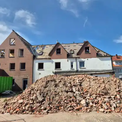 Abrissarbeiten in vollem Gange: Auf dem Gelände der ehemaligen Schmiede Kühling an der Brakestraße ist bereits ein Haus abgebrochen worden, die restlichen Arbeiten laufen noch.
