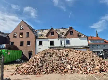 Abrissarbeiten in vollem Gange: Auf dem Gelände der ehemaligen Schmiede Kühling an der Brakestraße ist bereits ein Haus abgebrochen worden, die restlichen Arbeiten laufen noch.