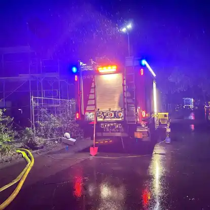 Starkregen im Friesoythe und Umgebung: Für die Feuerwehren bedeutete dies am 13. August 2024 Dauereinsatz im strömenden Regen, wie hier am Neubau des St.-Marien-Krankenhauses Friesoythe.