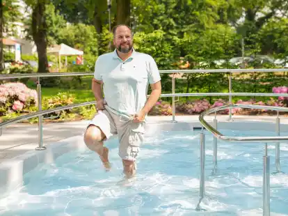 Im Storchengang geht es durch das Becken im Kurpark in Bad Zwischenahn. Auch das Zwischenahner Meer selbst ist im Uferbereich hervorragend zum Wassertreten geeignet.