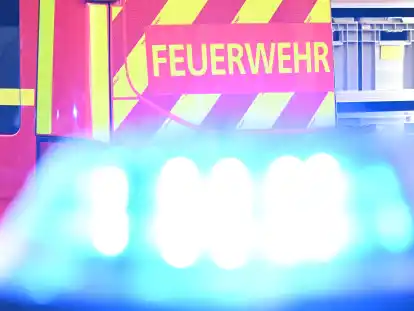 In Großefehn im Landkreis Aurich hat am Montagabend ein Hoftrakt Feuer gefangen.