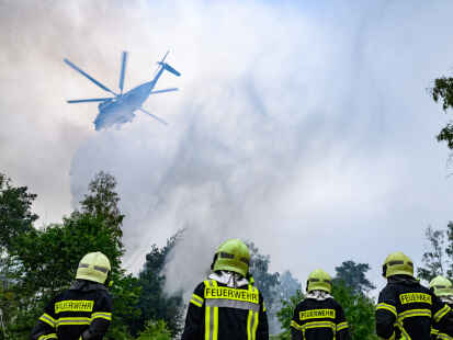 Ein Löschhubschrauber der Bundeswehr und Kräfte der Feuerwehr sind beim Waldbrand auf einem ehemaligen Truppenübungsplatz in der Gohrischheide im Einsatz: Das Waldgebiet zwischen Sachsen und Brandenburg hat im Sommer 2025 mehrere Tage gebrannt.