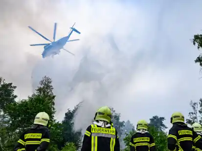 Ein Löschhubschrauber der Bundeswehr und Kräfte der Feuerwehr sind beim Waldbrand auf einem ehemaligen Truppenübungsplatz in der Gohrischheide im Einsatz: Das Waldgebiet zwischen Sachsen und Brandenburg hat im Sommer 2025 mehrere Tage gebrannt.