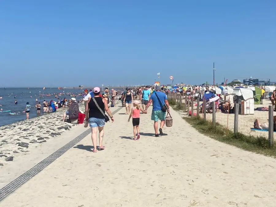 In the middle of the holiday feeling: Plenty of sun - | and yet the beach ...