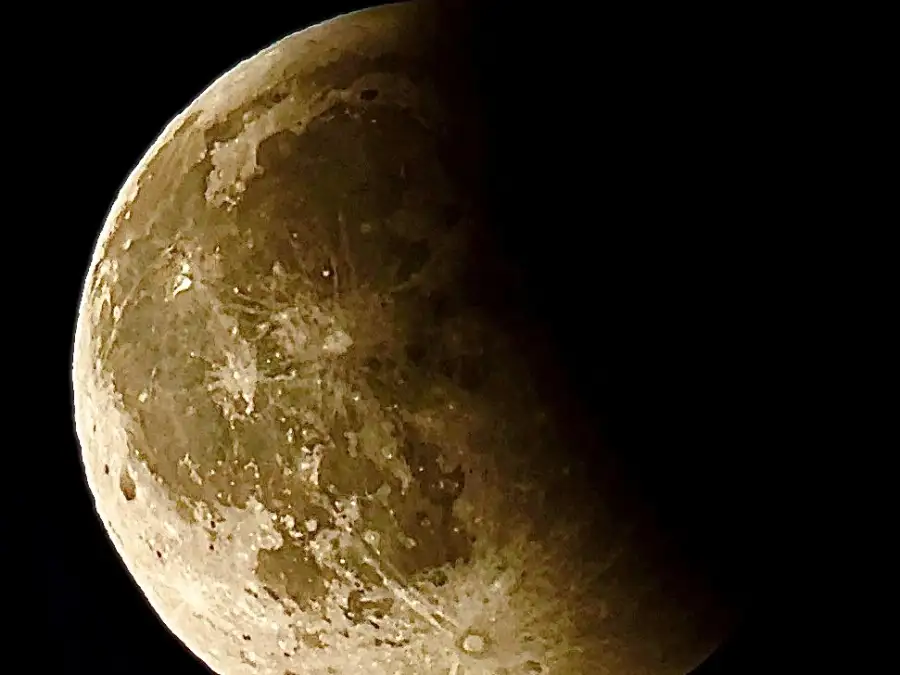 Natural spectacle in the evening sky: Lunar eclipse of the blood moon ...