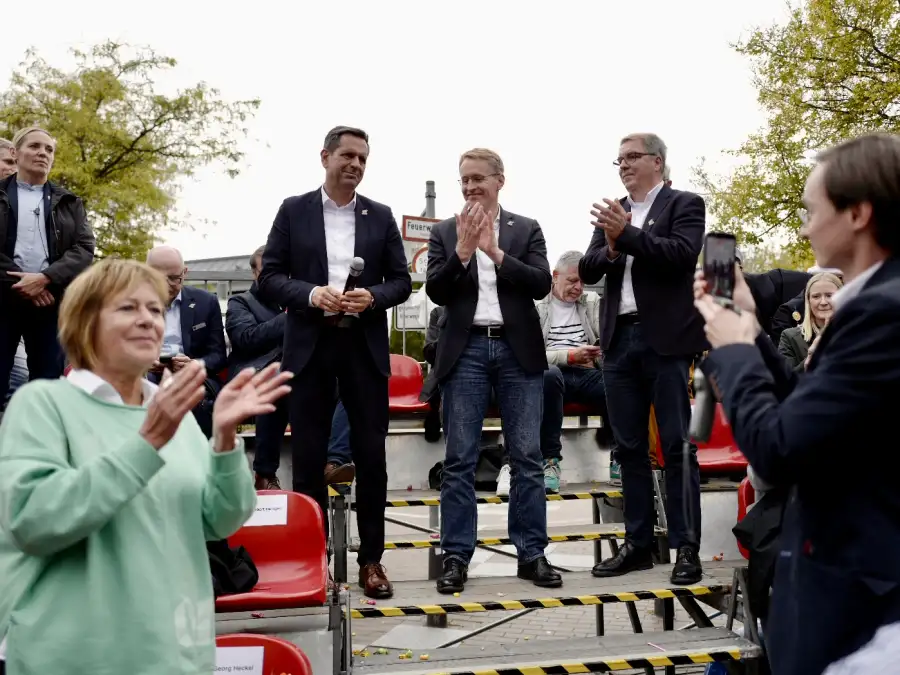 Bunter Zug durch Oldenburg: Zehntausende verfolgen den Kramermarktsumzug – ...