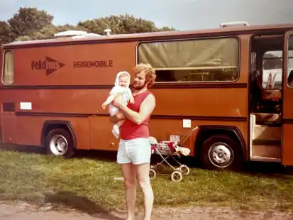 Bernd Feldhus mit seiner Tochter Yvonne im Campingurlaub. Im Hintergrund ein Wohnmobil, das Bernd Feldhus selbst ausgebaut hatte.