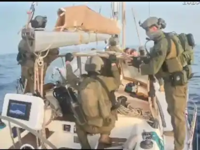 Maskierte israelische Soldaten haben die Boote der Gaza-Hilfsflotte vor Erreichen des K&uuml;stenstreifens geentert und die Besatzungen in Gewahrsam genommen.