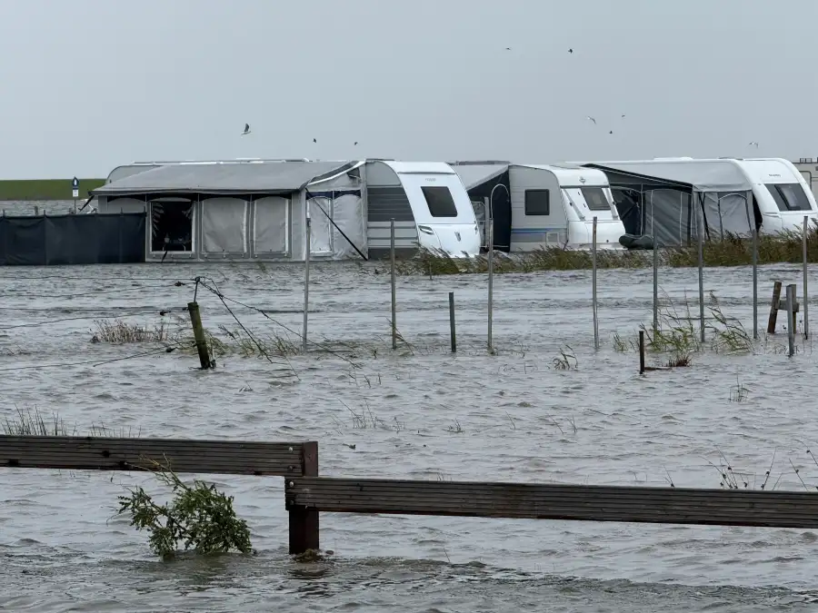 Storm front sweeps across Lower Saxony: Campsite on Norderney under water ...