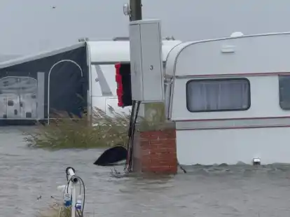 Orkantief und Sturmflut an der Nordseekste: Campingplatz auf Norderney  unter Wasser  Einschrnkungen im Fhrverkehr