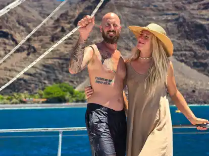 Coole Freiheit als Weltenbummler zu See: Laura Pape und Arne Weidtke an Bord der &bdquo;Moana&ldquo;.