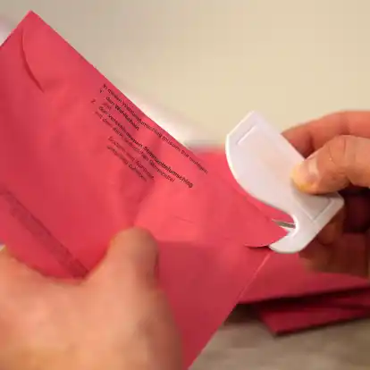 Wahlhelfer z&auml;hlen die Briefwahlstimmen aus. Rot/Gr&uuml;n in Niedersachsen will die Zahl der Wahlkreise zur Landtagswahl 2027 auf 90 erh&ouml;hen. Das h&auml;tte massive Folgen.