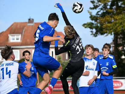 FUSSBALL-BEZIRKSLIGA DER B-JUNIOREN: Esenser drehen gegen Favorit SV Hage nach desolater Halbzeit mächtig auf