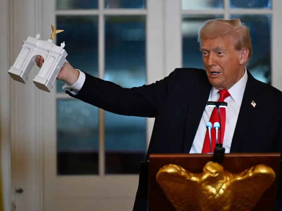 Model for triumphal arch: US President plans monument for Washington