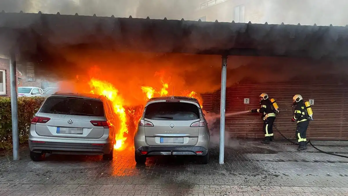 Elegantes E Autos Brennen Bildnull