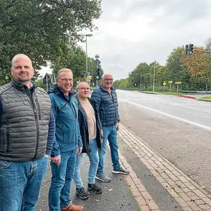 Wollen, dass die B401 sicherer wird (von links): die Edewechter Ratsherren Kai Hemmieoltmanns, J&uuml;rgen Kuhlmann, Uwe Heiderich-Willmer und Theodor Vehndel an der Kreuzung in Jeddeloh II.