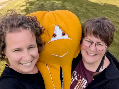 Fanny Brau (l.) und Stephanie Rosteck wollen weitere Eltern von Fr&uuml;hgeborenen f&uuml;r einen Treff gewinnen: &bdquo;Oldenburgs Eilige&ldquo;. Die Frauen herzen hier einen Kuschel-Oktopus nicht ohne Grund. Alle Fr&uuml;hchen bekommen auf der Intensivstation einen geh&auml;kelten Oktopus mit langen Tentakeln geschenkt, weil sie gerne danach greifen. F&uuml;r viele Eltern ist der Oktopus deshalb ein besonderes Symbol und Andenken.