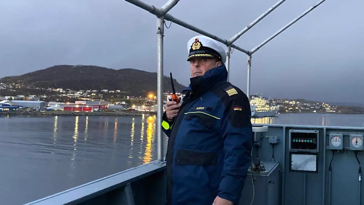 Farewell after 30 years: Navy Captain Stefan Huber hands over command of ...