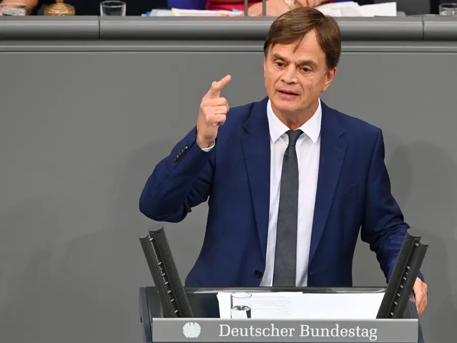 Auto von AfD-Politiker Bernd Baumann geht in Hamburg in Flammen auf