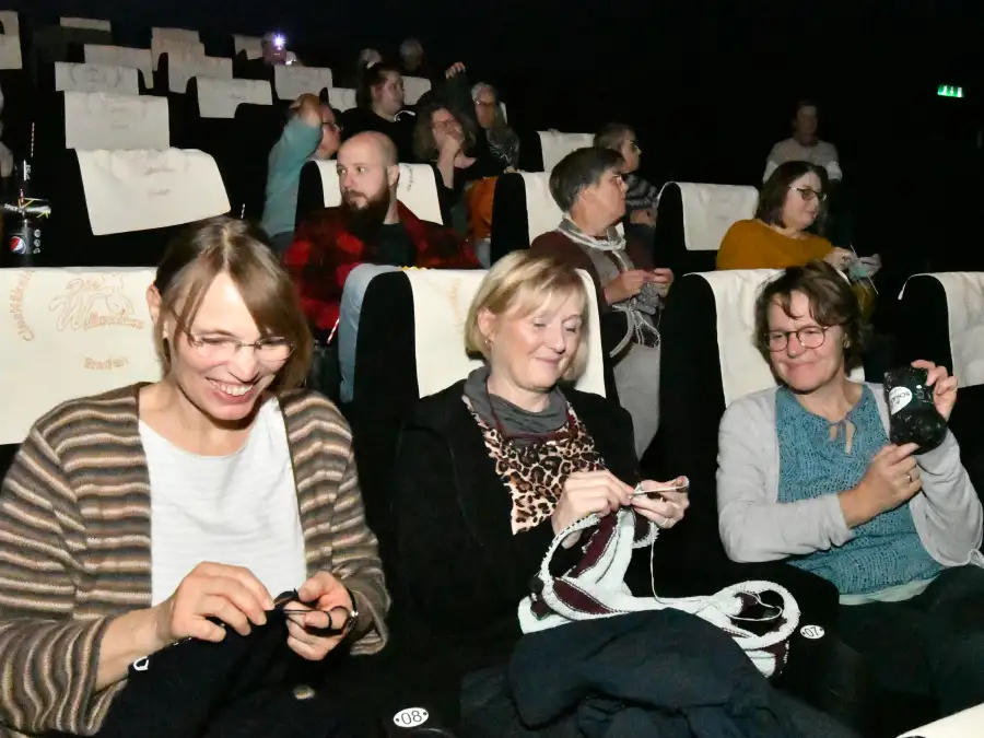 Knitting in the cinema: Supporting 1. FC Heiße Nadel at the Emden premiere