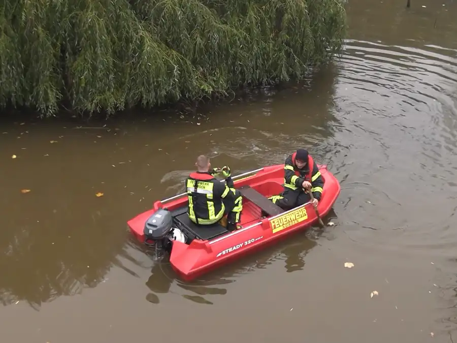 Schrecklicher Fund: Feuerwehr Norden birgt leblose Person aus Kanal