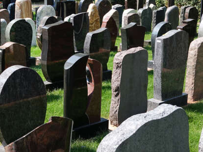 Serie „Gestorben wird an jedem Tag“: Wie der Wandel in der Bestattungskultur auf dem Friedhof in Jever sichtbar wird