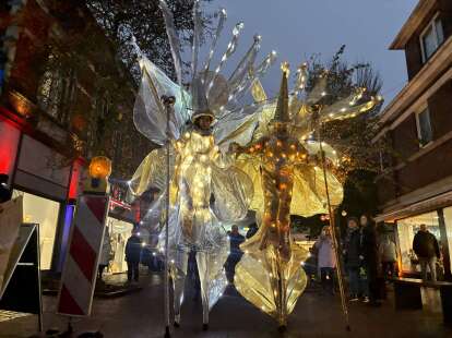 Stimmung in der Innenstadt: Lichterabend zieht zahlreiche Besucher in die Vareler City
