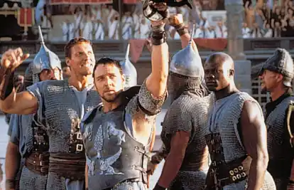 Seine wohl größte Kinorolle an der Seite von Russel Crowe (Mitte): Ralf Moeller (links) als Gladiator Hagen im Monumentalfilm „Gladiator“. Bild: Imago/Capital Pictures 