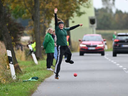 Boßeln in Ostfriesland: Utarperinnen beweisen im Kellerduell in Westeraccum Nerven aus Stahl