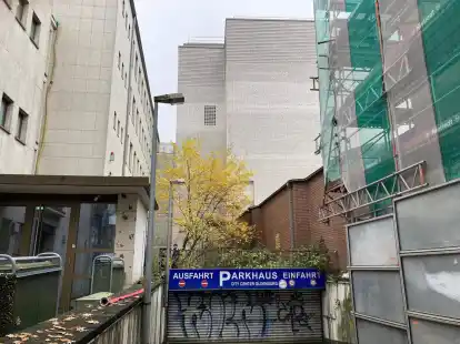 Aktuelle Bilder vom und aus dem Parkhaus unter der Straße Am Stadtmuseum.