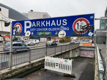 Aktuelle Bilder vom und aus dem Parkhaus unter der Straße Am Stadtmuseum.