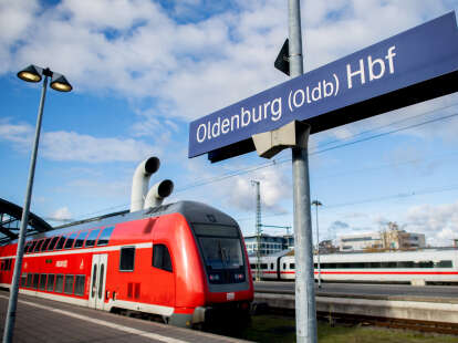 Zugausfälle und Verspätungen: Nach Riss in Oldenburger Huntebrücke – Bahnchaos sorgt für Verzweiflung