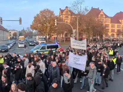 Teilnehmer des Gedenkspaziergangs 2025 am Montag.