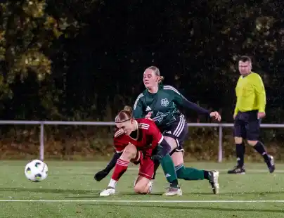 Im Derby zwischen Neuscharrel/Altenoythe (gr&uuml;ne Trikots) und Elisabethfehn/Harkebr&uuml;gge haben sich die Spielerinnen voll reingehauen.