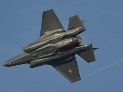Ein US-amerikanischer F35-Kampfjet fliegt w&auml;hrend der Dubai Air Show. (Archivbild)